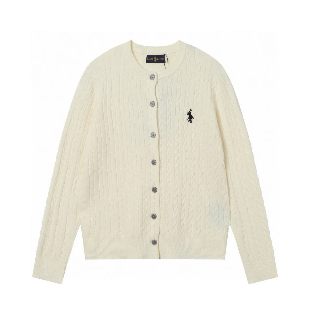 P166 Style No.: 602 -Ralph Lauren RL cardigan with classic war horse logo embroidery on the chest, long-sleeved sweater sweater jacket -The item is made of custom-dyed and custom-spun yarn, purchased from the original version. A full set of customized accessories. Details determine success or failure. Heavy new autumn and winter style. The weight of the item is as high as 800 grams. It is soft and delicate and does not tie the body. The upper body effect is very nice. Loose fit. Women's style. -Color: black, off-white, milk tea, light gray, dark gray. Navy blue red khaki red - Size: S / M / L S size 80-100 catties M size 100-120 catties Large size 120-135 catties